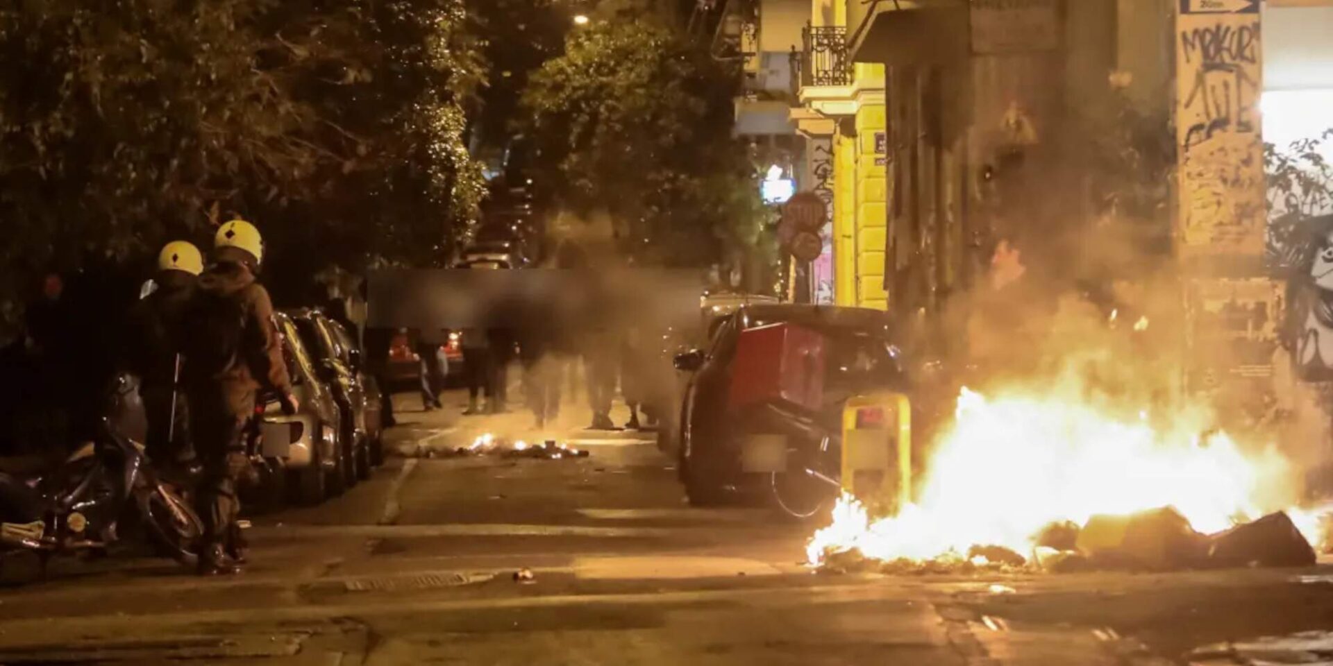 Επεισόδια στα Εξάρχεια με μολότοφ και φωτοβολίδες κατά δυνάμεων των ΜΑΤ / Φωτογραφία: Law And Order