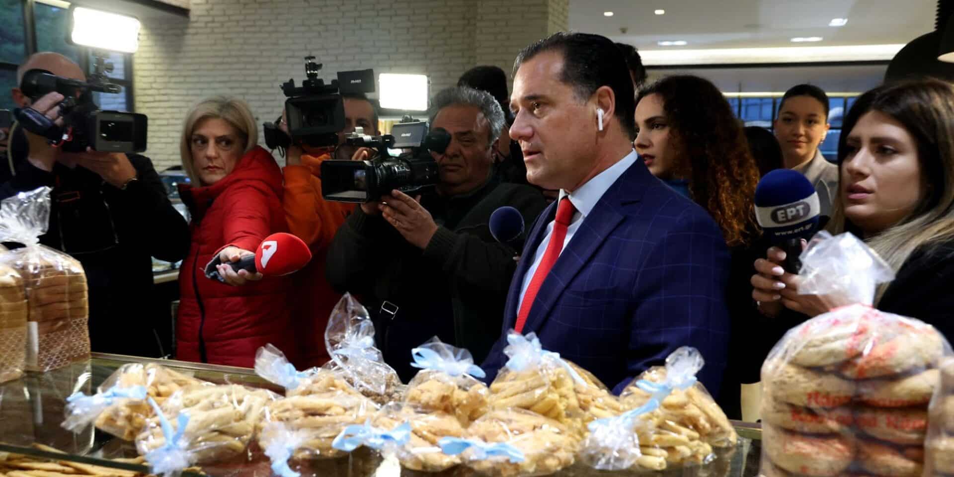 Ο υπουργός Ανάπτυξης Άδωνις Γεωργιάδης αγοράζει λαγάνα