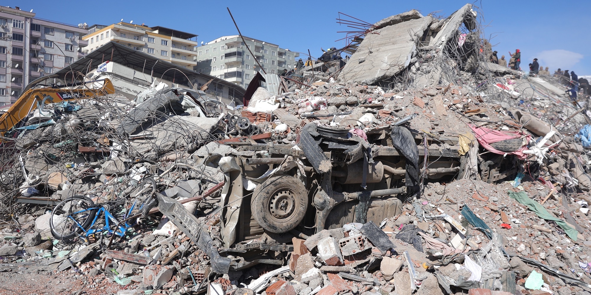 Συντρίμμια στην Τουρκία μετά τους φονικούς σεισμούς