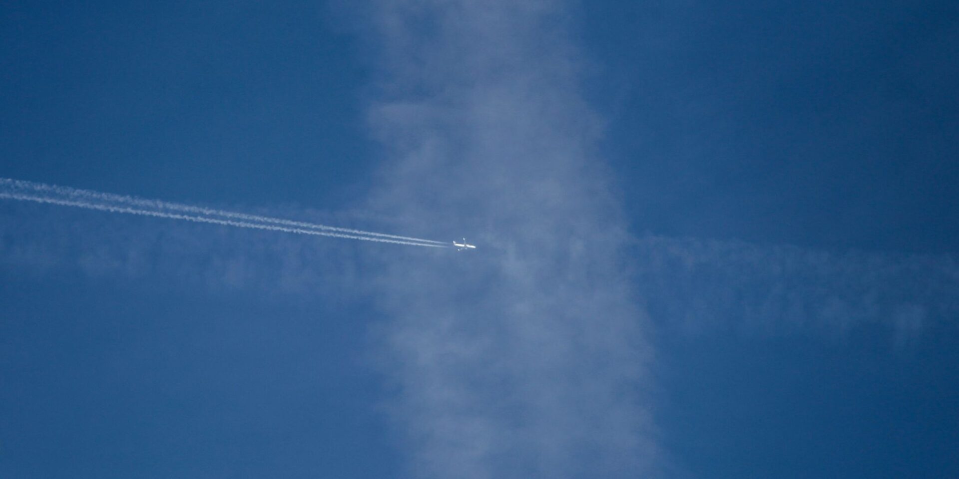 Αεροπλάνο πετά μέσα από σύννεφα