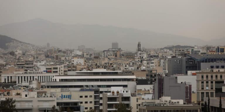 Καιρός: Πού θα βρέξει τις επόμενες ώρες – Οι συστάσεις προστασίας από την αφρικανική σκόνη