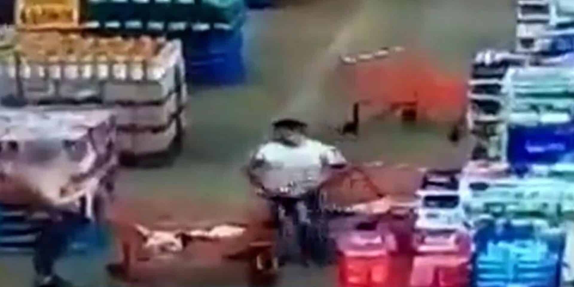 Η στιγμή που άνδρας πετά καρότσι σε γυναίκα στη Βραζιλία