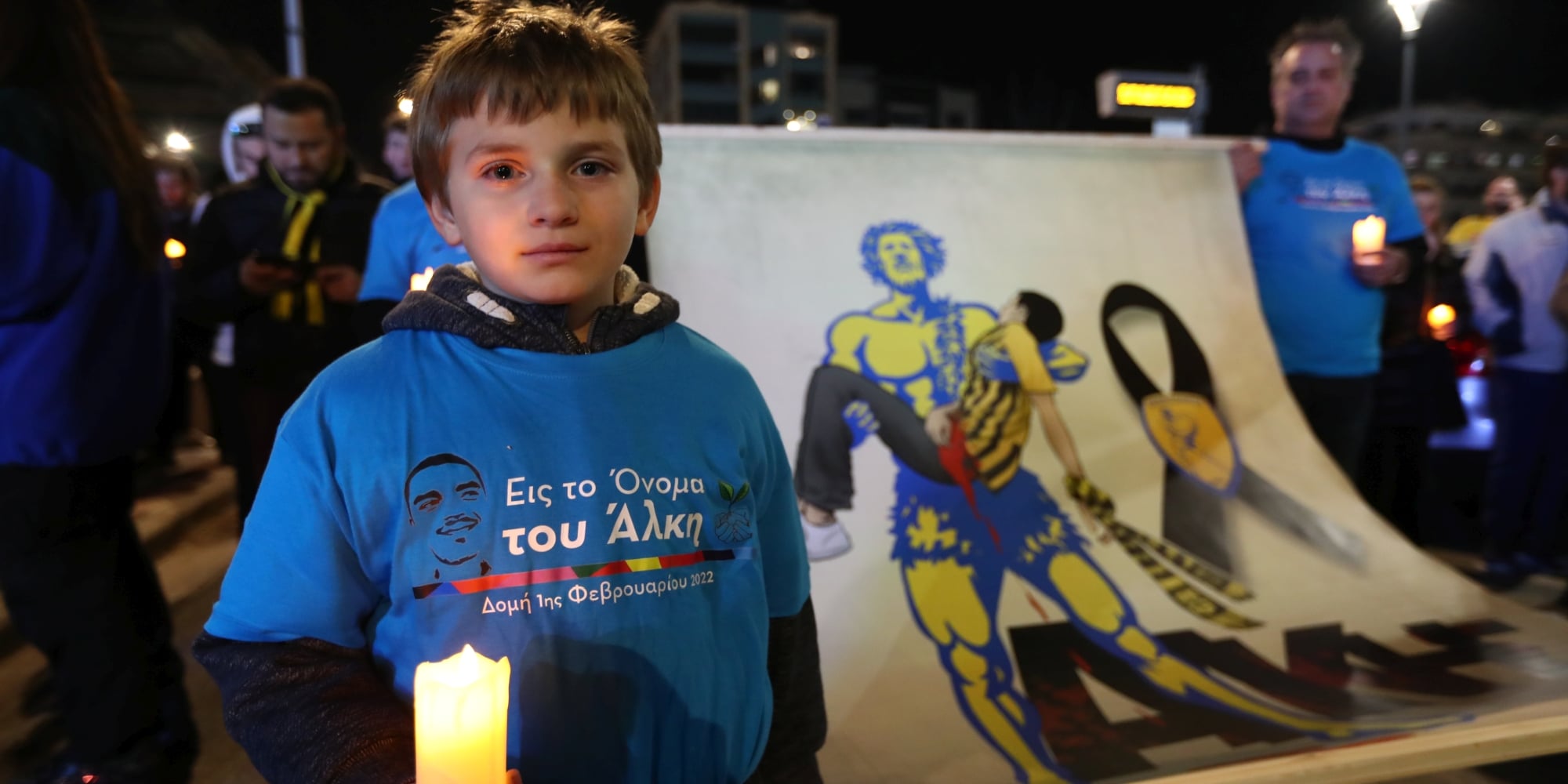 Παιδί με κερί στην πορεία για τον Άλκη Καμπανό