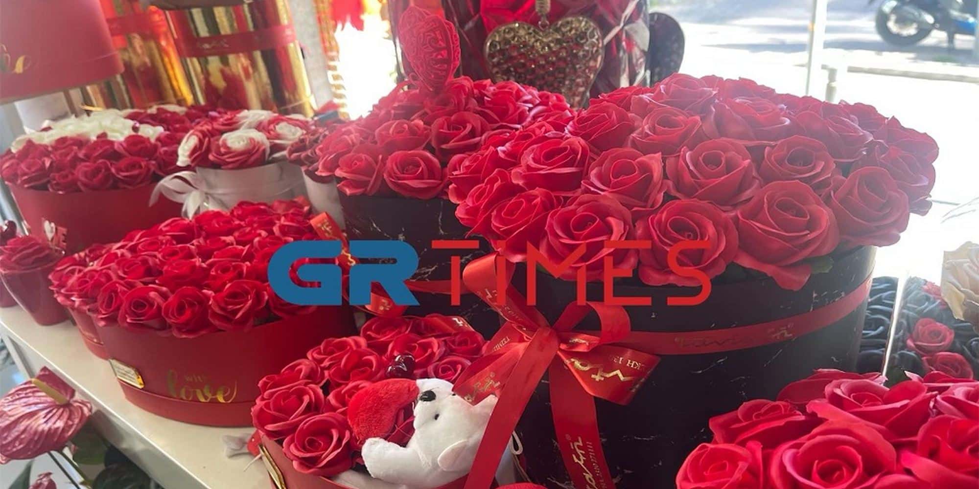 Κόκκινα τριαντάφυλλα σε βιτρίνα