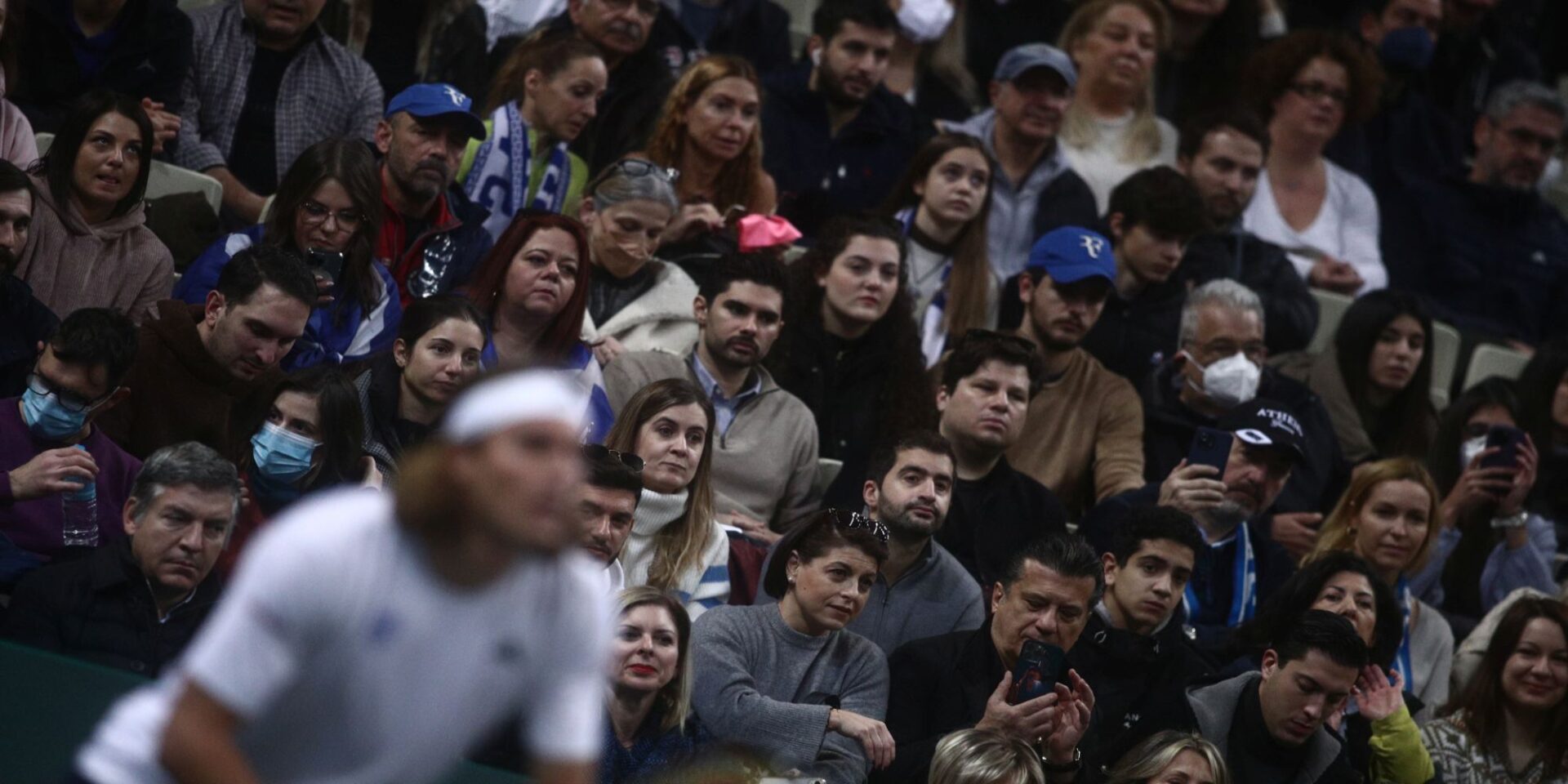Κόσμος παρακολουθεί στο ΟΑΚΑ την αναμέτρηση του Τσιτσιπά
