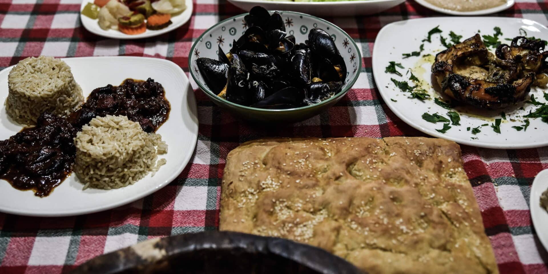 Λαγάνα και άλλα σαρακοστιανά εδέσματα στο τραπέζι της Καθαράς Δευτέρας / Φωτογραφία: Eurokinissi
