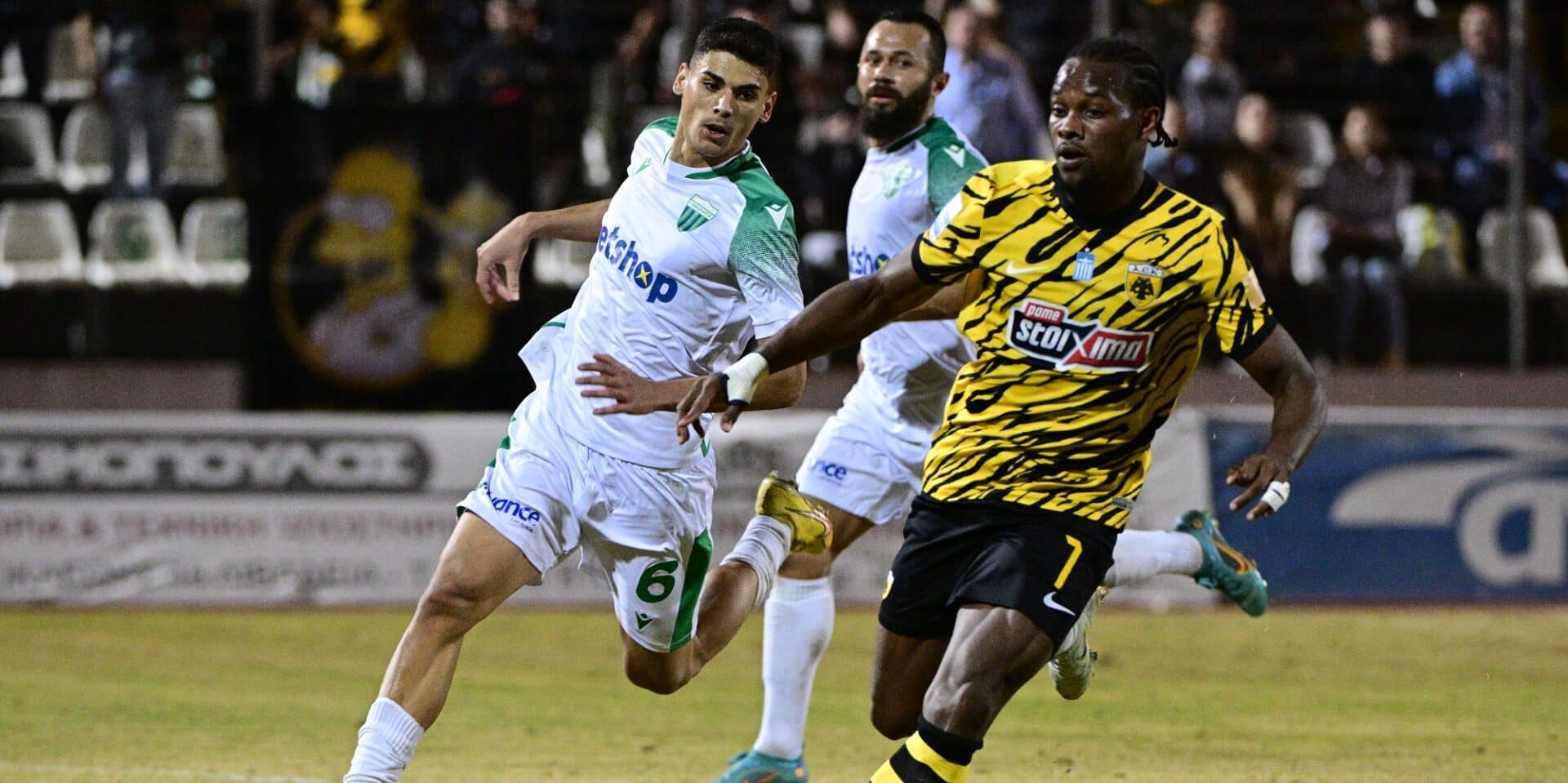 Φάση από το Λεβαδειακός-ΑΕΚ για την Super League