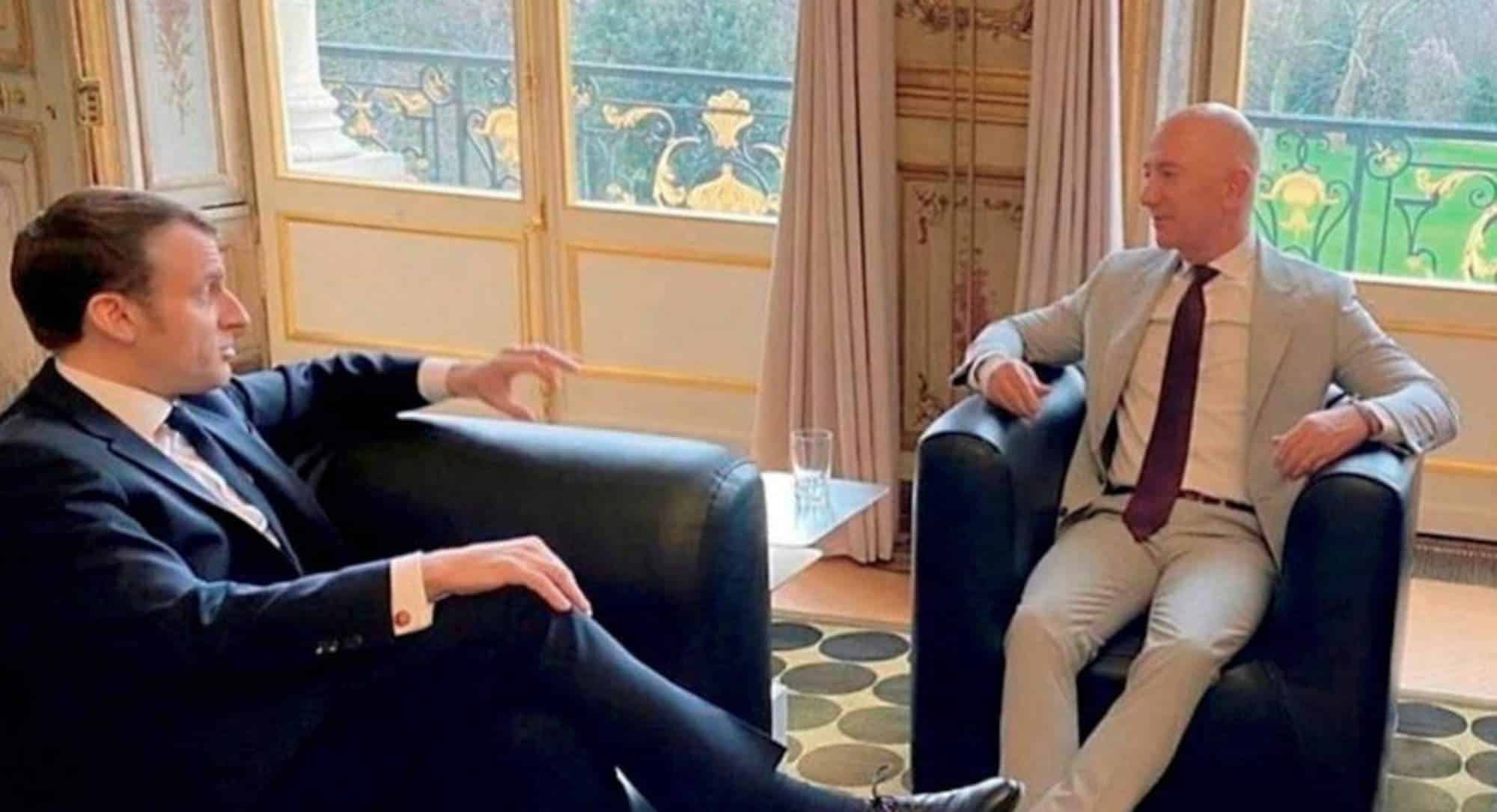 Ο Γάλλος πρόεδρος Εμανουέλ Μακρόν, με τον Αμερικανό επιχειρηματία, Τζεφ Μπέζος