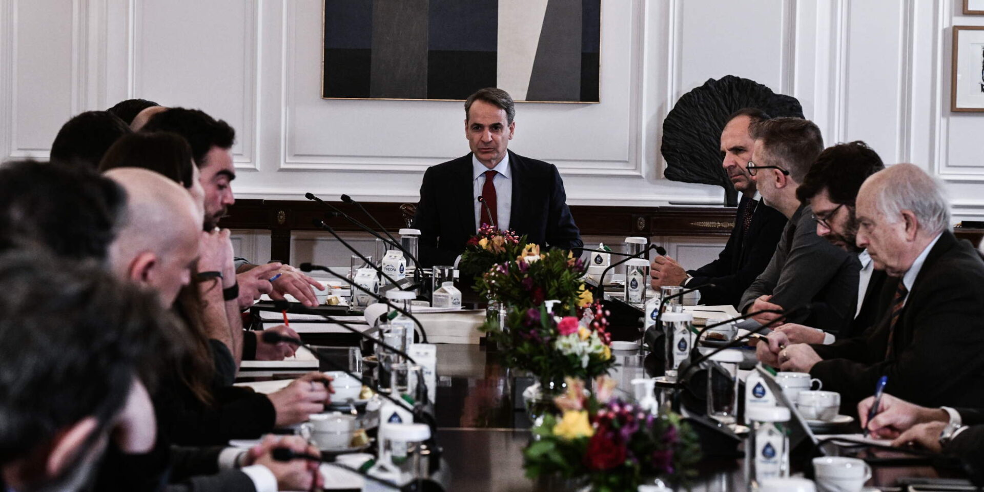 Ο πρωθυπουργός Κυριάκος Μητσοτάκης στη συνάντηση που είχε μαζί με μέλη από την κυβέρνησή του με εκπροσώπους των καλλιτεχνών