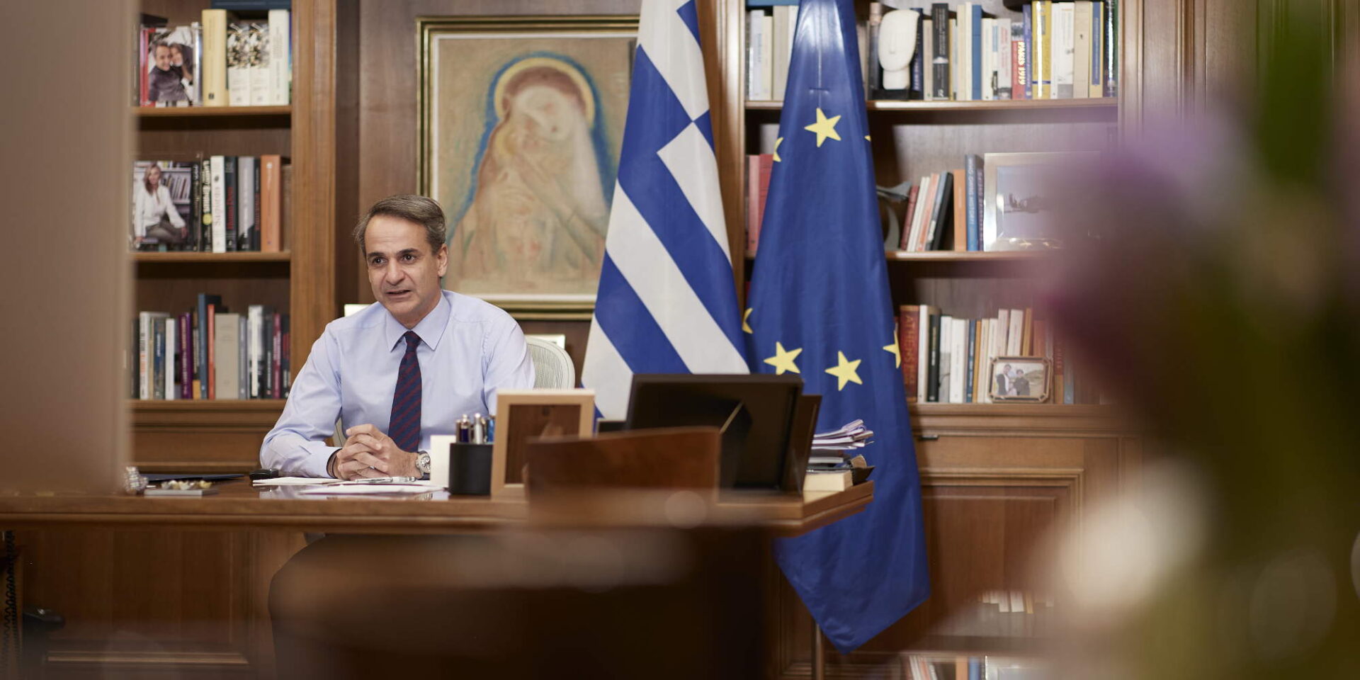 Ο Κυριάκος Μητσοτάκης από το Μαξίμου, κατά τη διάρκεια συνέντευξης στο CNN