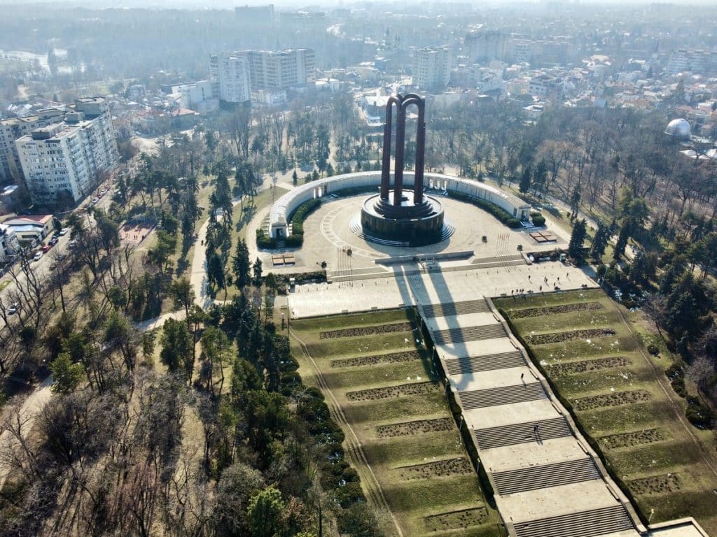 Ο τάφος του άγνωστου στρατιώτη είναι ένα μνημείο που βρίσκεται στο Βουκουρέστι