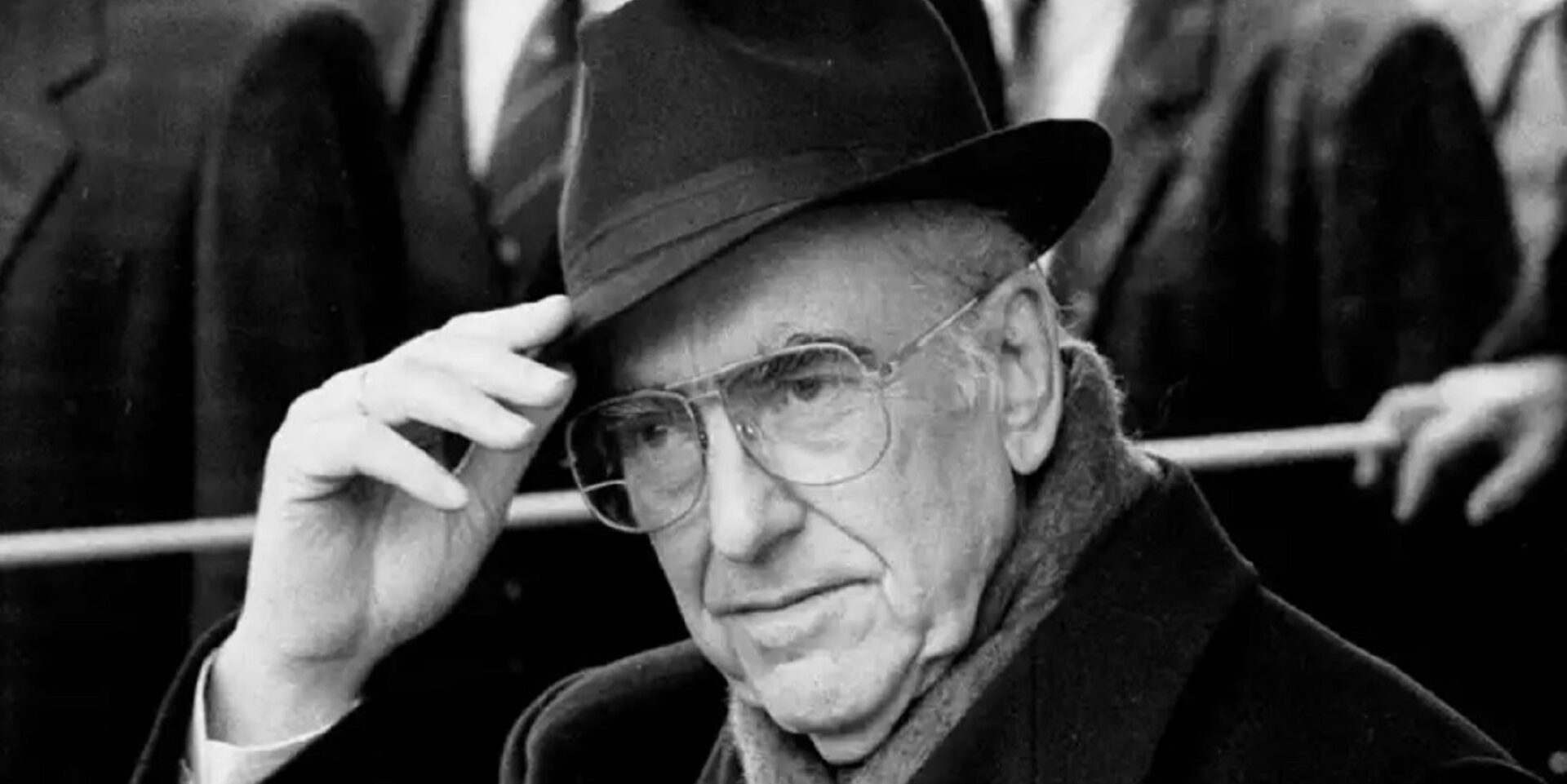 Ο Ανδρέας Παπανδρέου με τα εμβληματικά γυαλιά του
