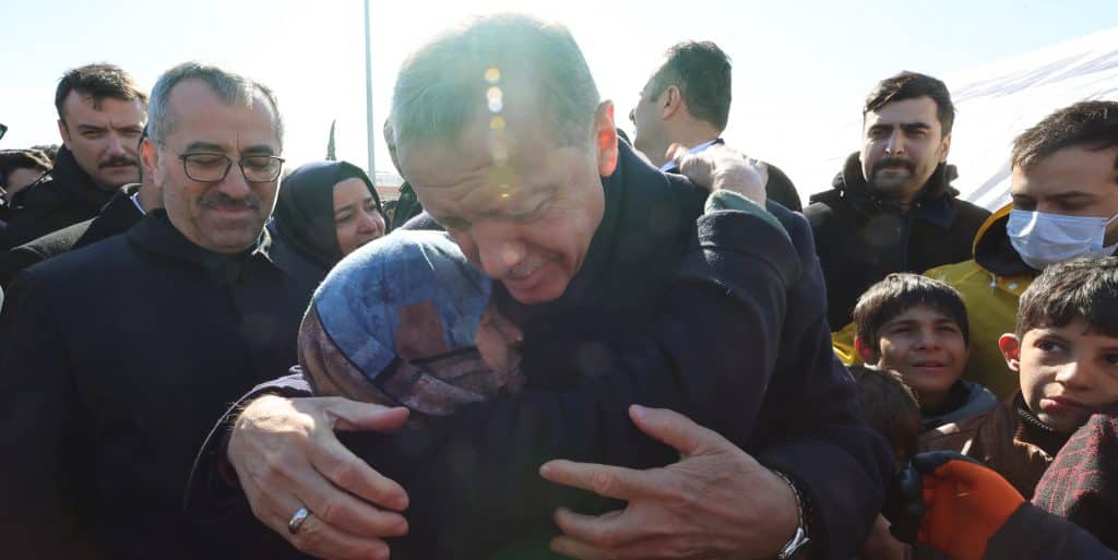 Ο Ρετζέπ Ταγίπ Ερντογάν στο σημείο της καταστροφής από τους φονικούς σεισμούς στην Τουρκία