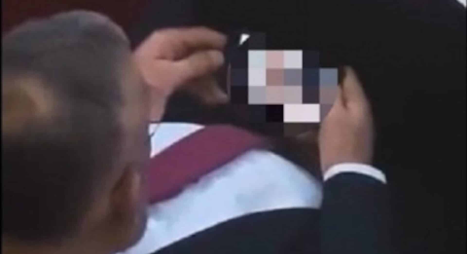 Ο Σέρβος βουλευτής την ώρα που κοιτάζει προσηλωμένος την οθόνη του κινητού του / Φωτογραφία: Twitter @admirim