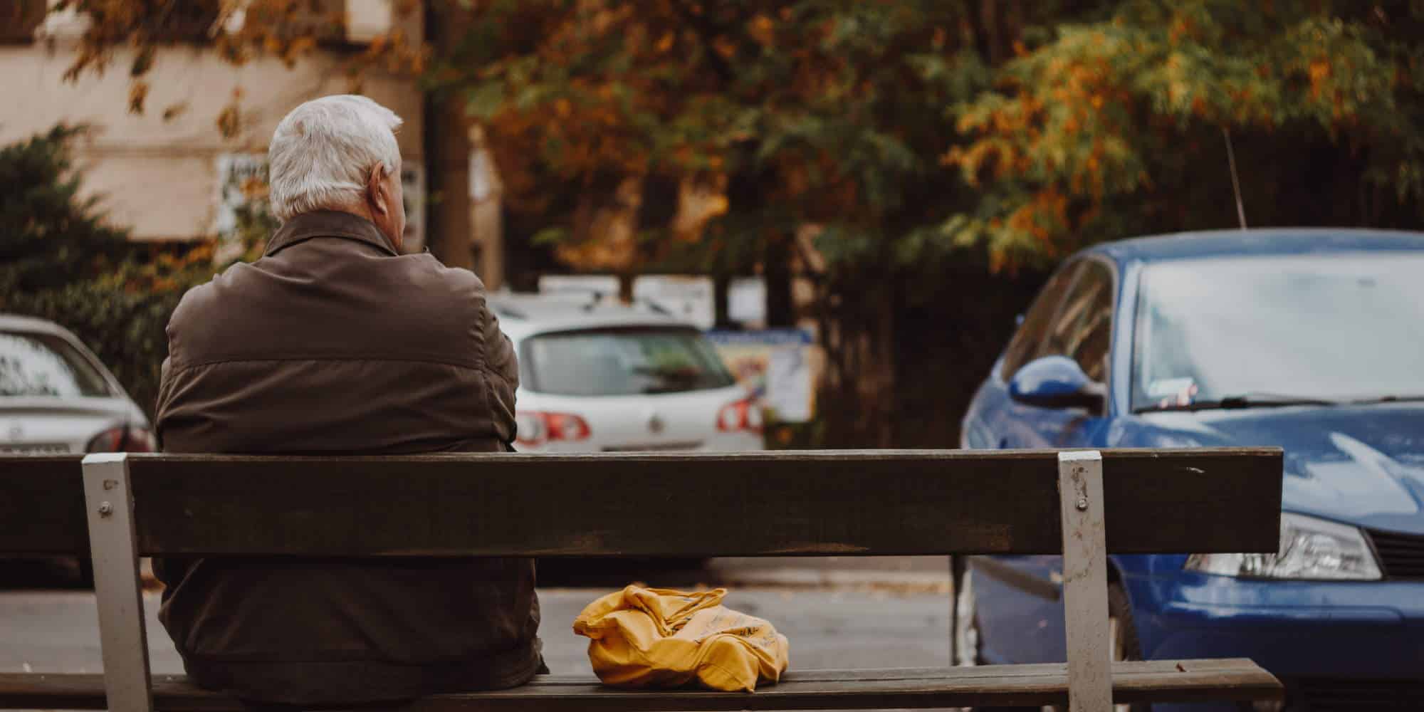 Ηλικιωμένος άνδρας σε παγκάκι / Φωτογραφία: Unsplash