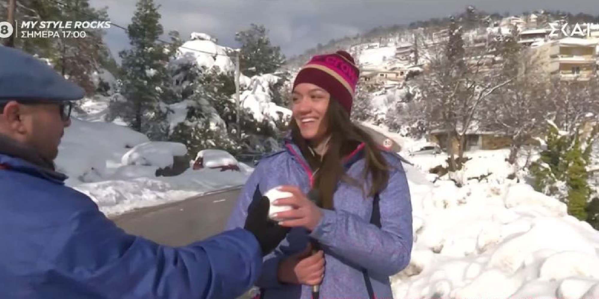 Η ρεπόρτερ του ΣΚΑΪ δέχεται χιονόμπαλα στο πρόσωπο