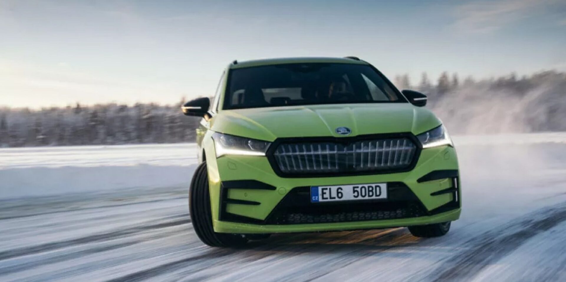 Αμάξι της Skoda κάνει drift στον πάγο