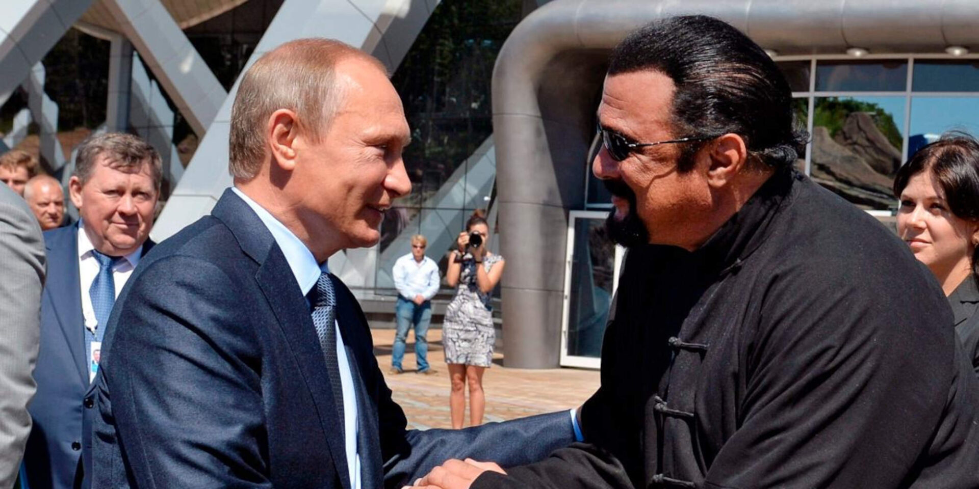 Ο Ρώσος πρόεδρος Βλαντιμίρ Πούτιν με τον Αμερικανό ηθοποιό, Στίβεν Σιγκάλ