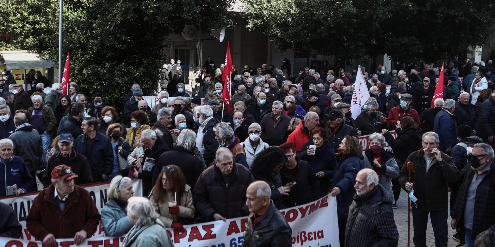 Συγκέντρωση συνταξιούχων στην Πλατεία Κοραή