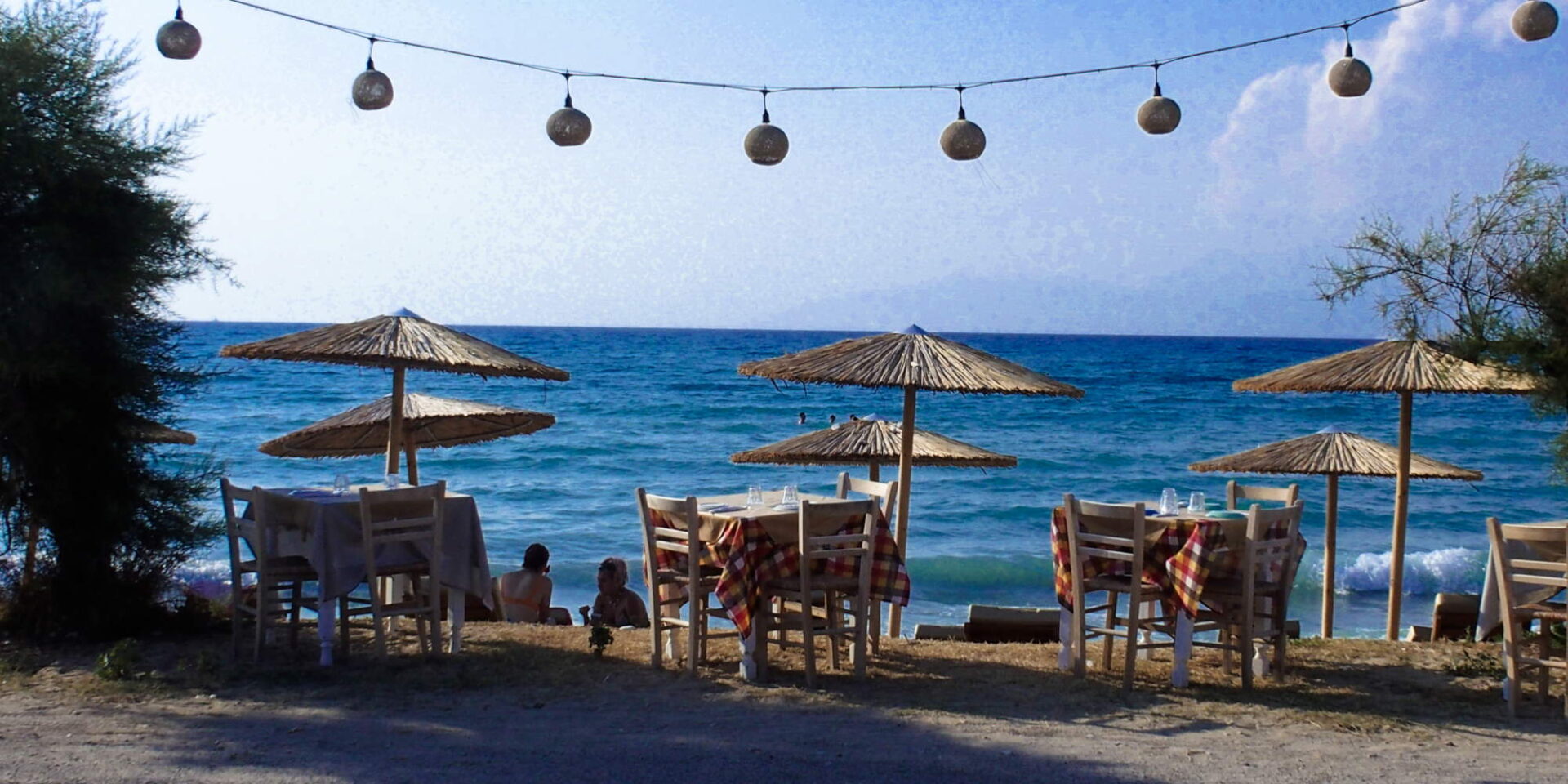 Τραπεζάκια σε ταβέρνα στη θάλασσα