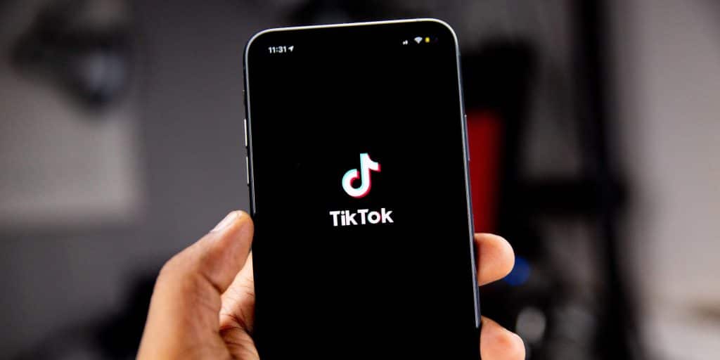 Κινητό τηλέφωνο ανοιγμένο στην εφαρμογή TikTok