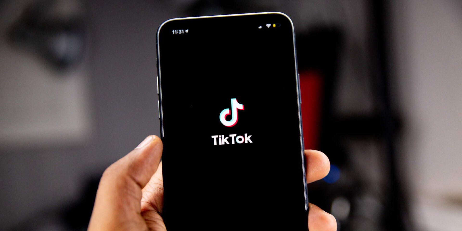 Κινητό τηλέφωνο ανοιγμένο στην εφαρμογή TikTok