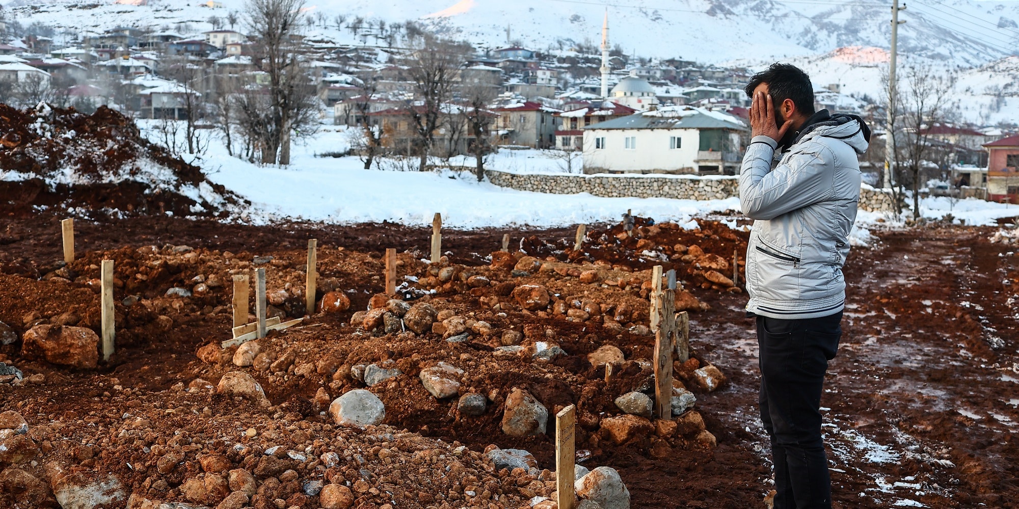 Άνδρας στην Τουρκία προσεύχεται για τους συγγενείς του