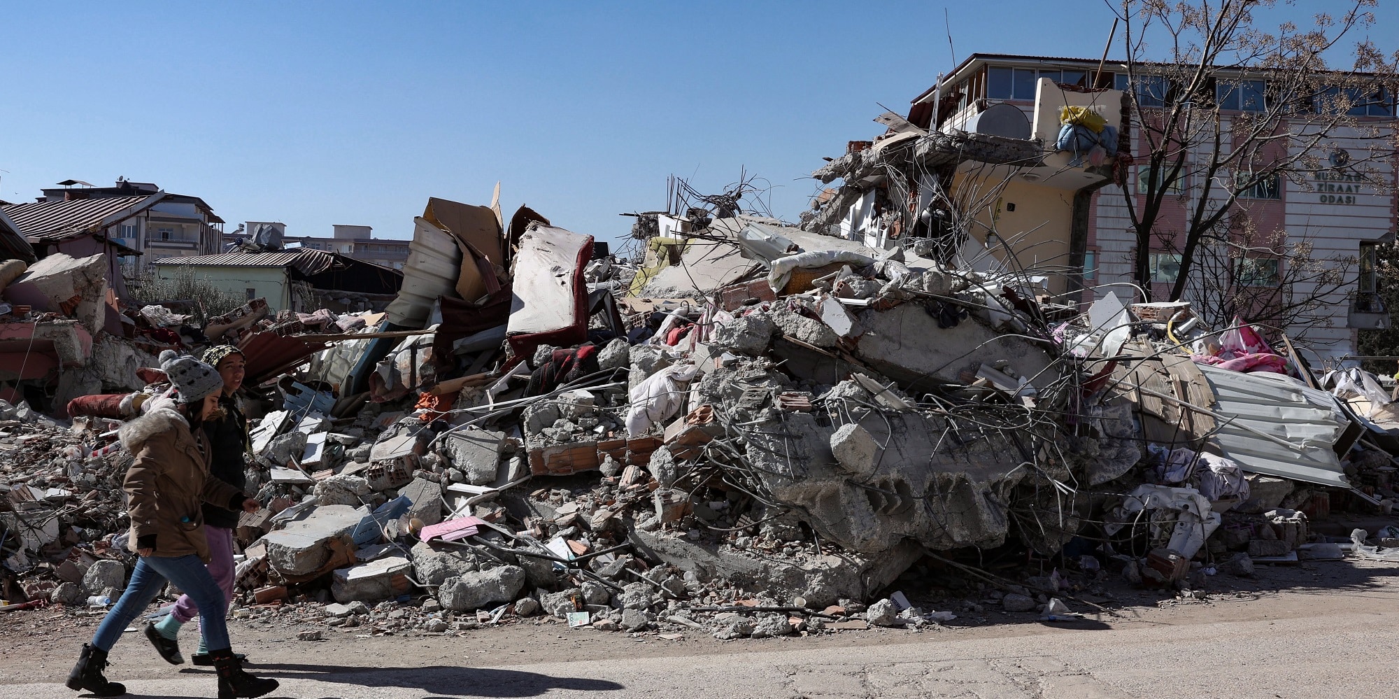 Συντρίμμια μετά τους φονικούς σεισμούς στην Τουρκία