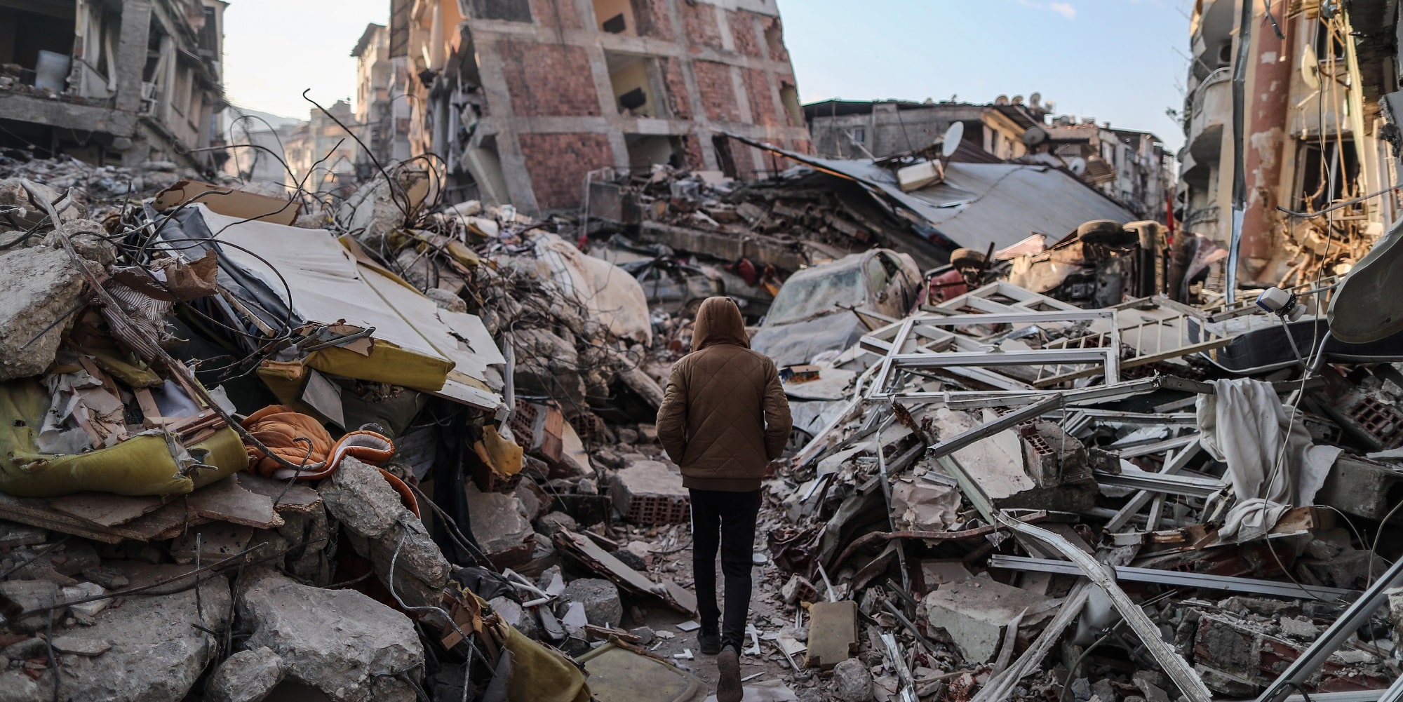Συντρίμμια από τους φονικούς σεισμούς σε Τουρκία και Συρία