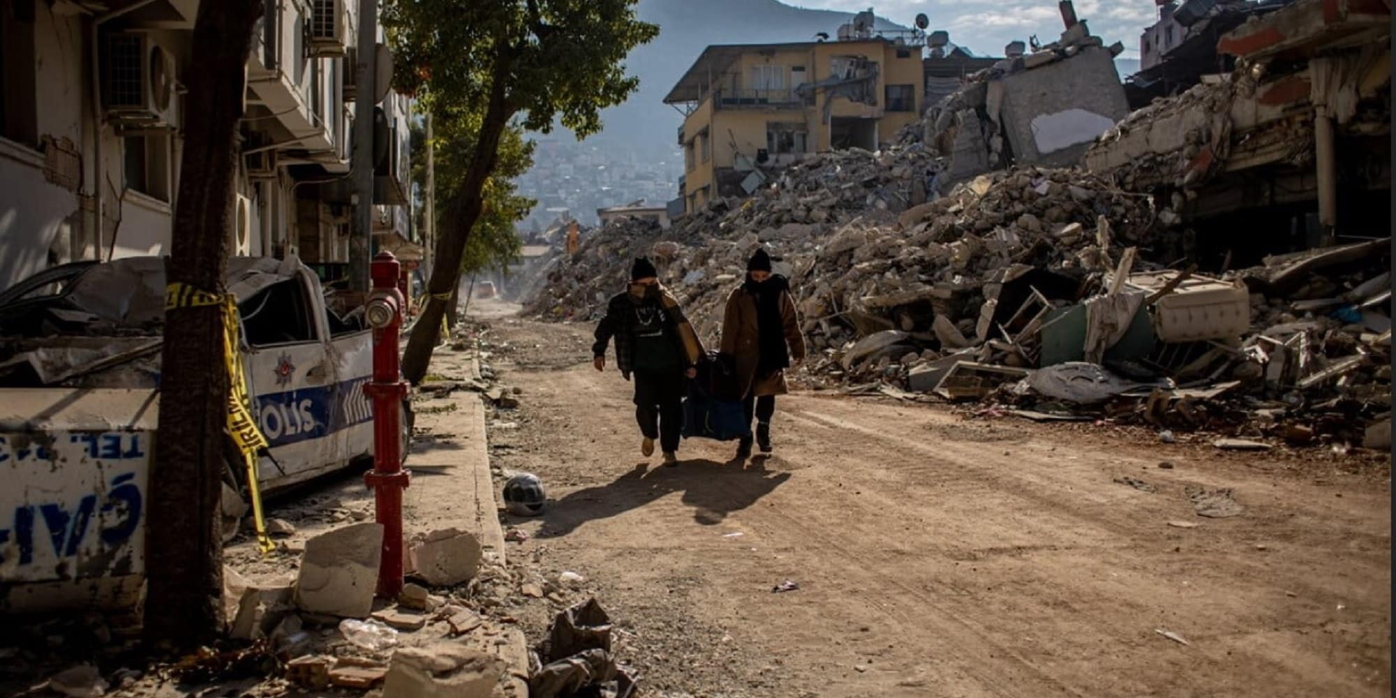 Συντρίμμια μετά τους φονικούς σεισμούς σε Τουρκία και Συρία