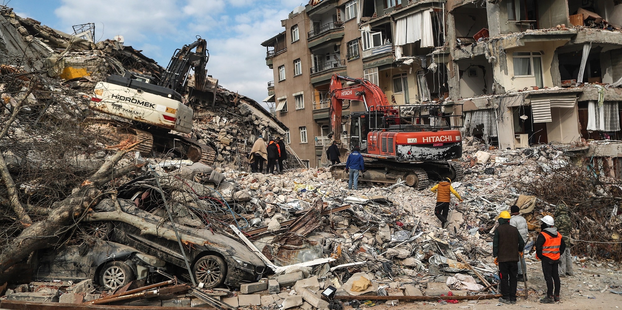 Συντρίμμια μετά τους φονικούς σεισμούς σε Τουρκία και Συρία