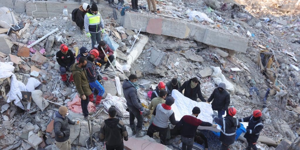 Έρευνες στα συντρίμμια μετά τους φονικούς σεισμούς στην Τουρκία