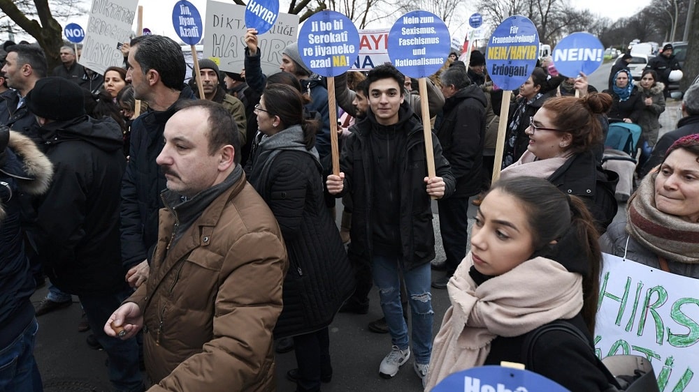 Τούρκοι διαμαρτύρονται κατά του Ρετζέπ Ταγίπ Ερντογάν στην Γερμανία