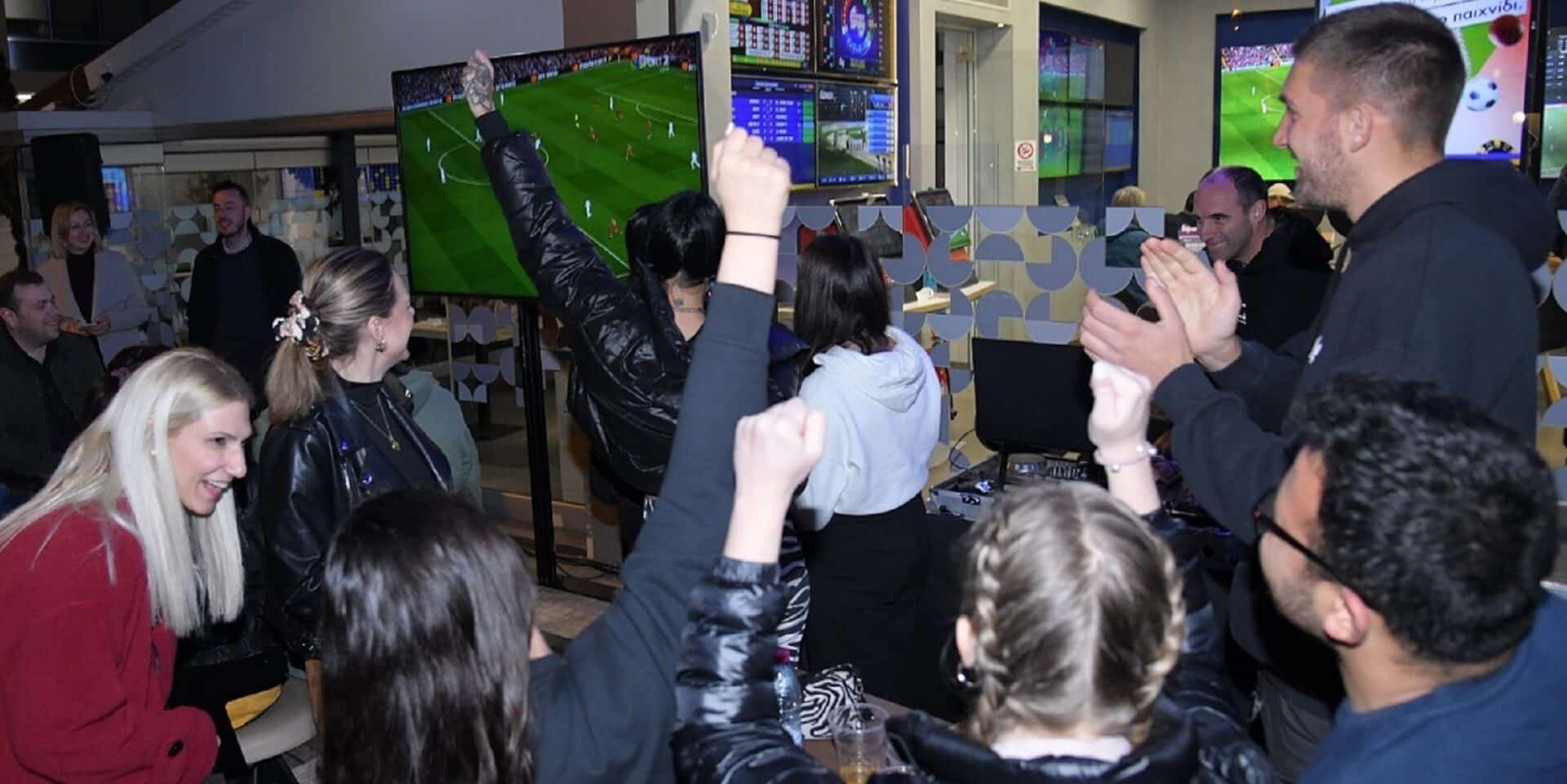 Κόσμος στο κατάστημα του ΟΠΑΠ στο Χαλάνδρι