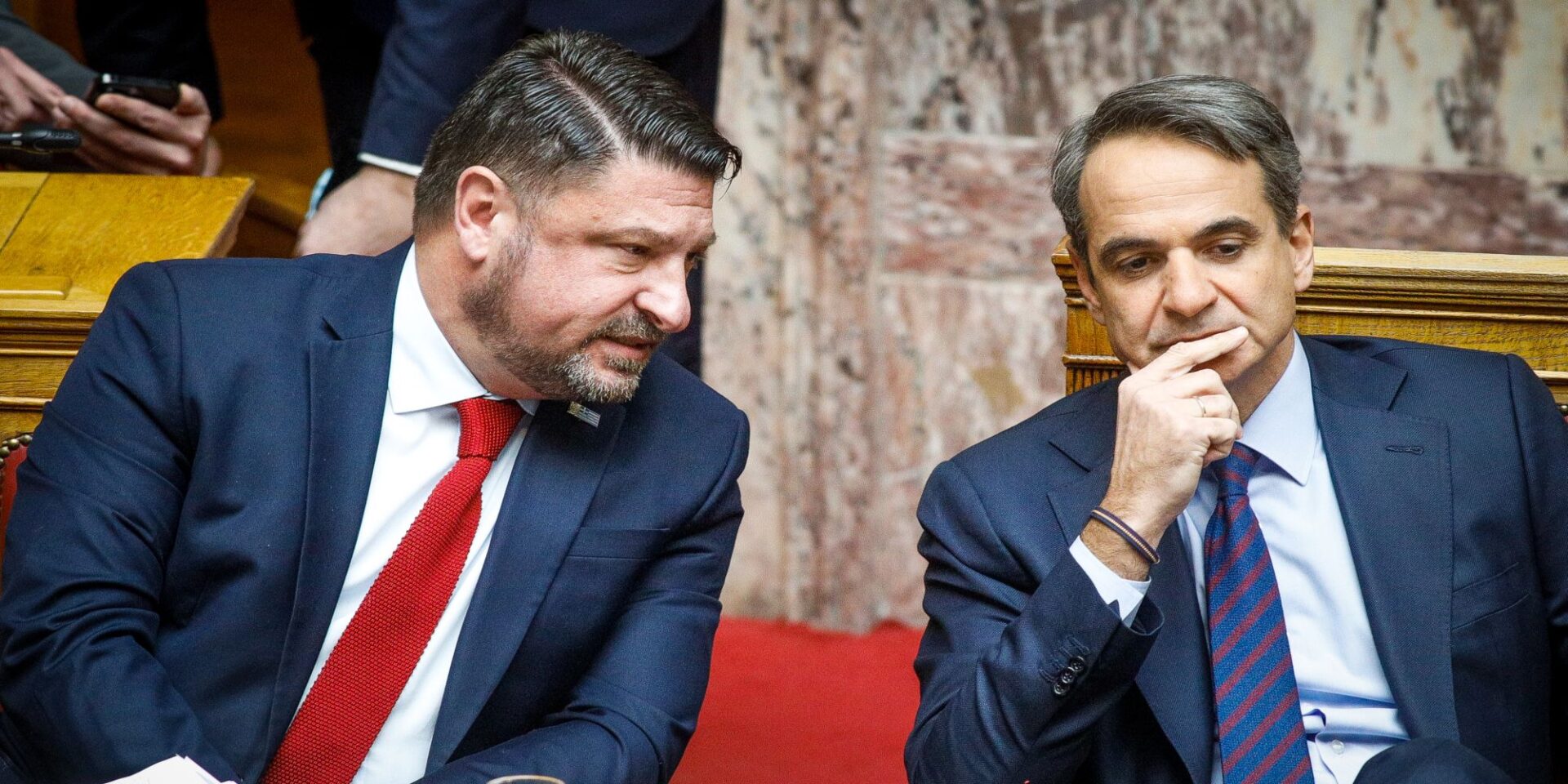 O Νίκος Χαρδαλιάς και ο Κυριάκος Μητσοτάκης στη Βουλή