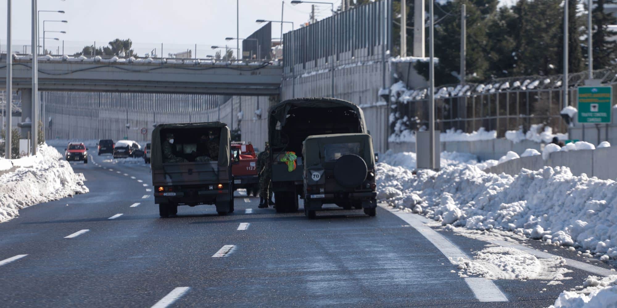 Όχημα του στρατού στα χιόνια στην Αττική Οδό