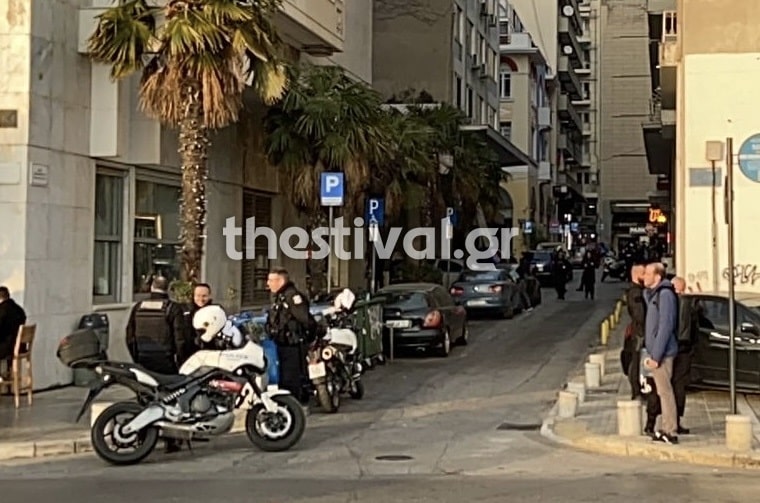 Αστυνομικοί έξω από την Πρεσβεία της Ρωσίας στη Θεσσαλονίκη