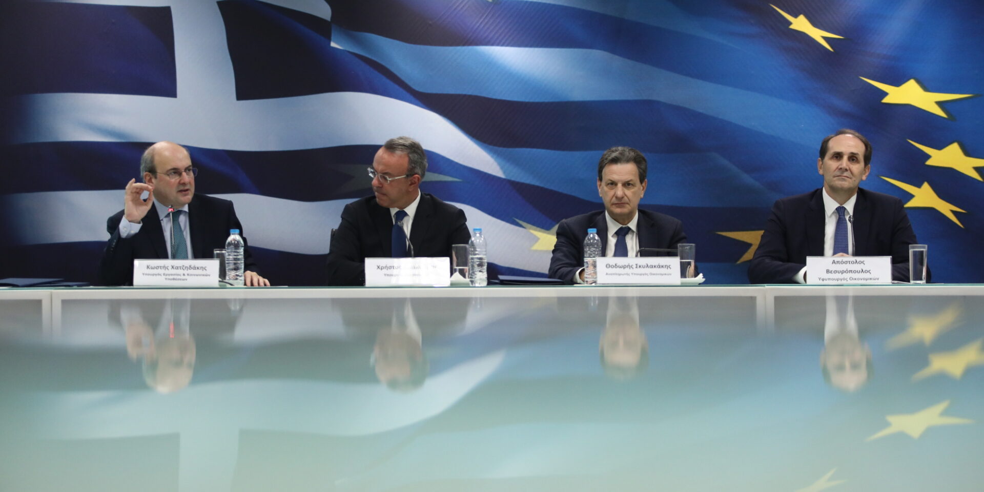 Οι υπουργοί που παρουσίασαν την εξειδίκευση των νέων παρεμβάσεων για τη στήριξη της κοινωνίας