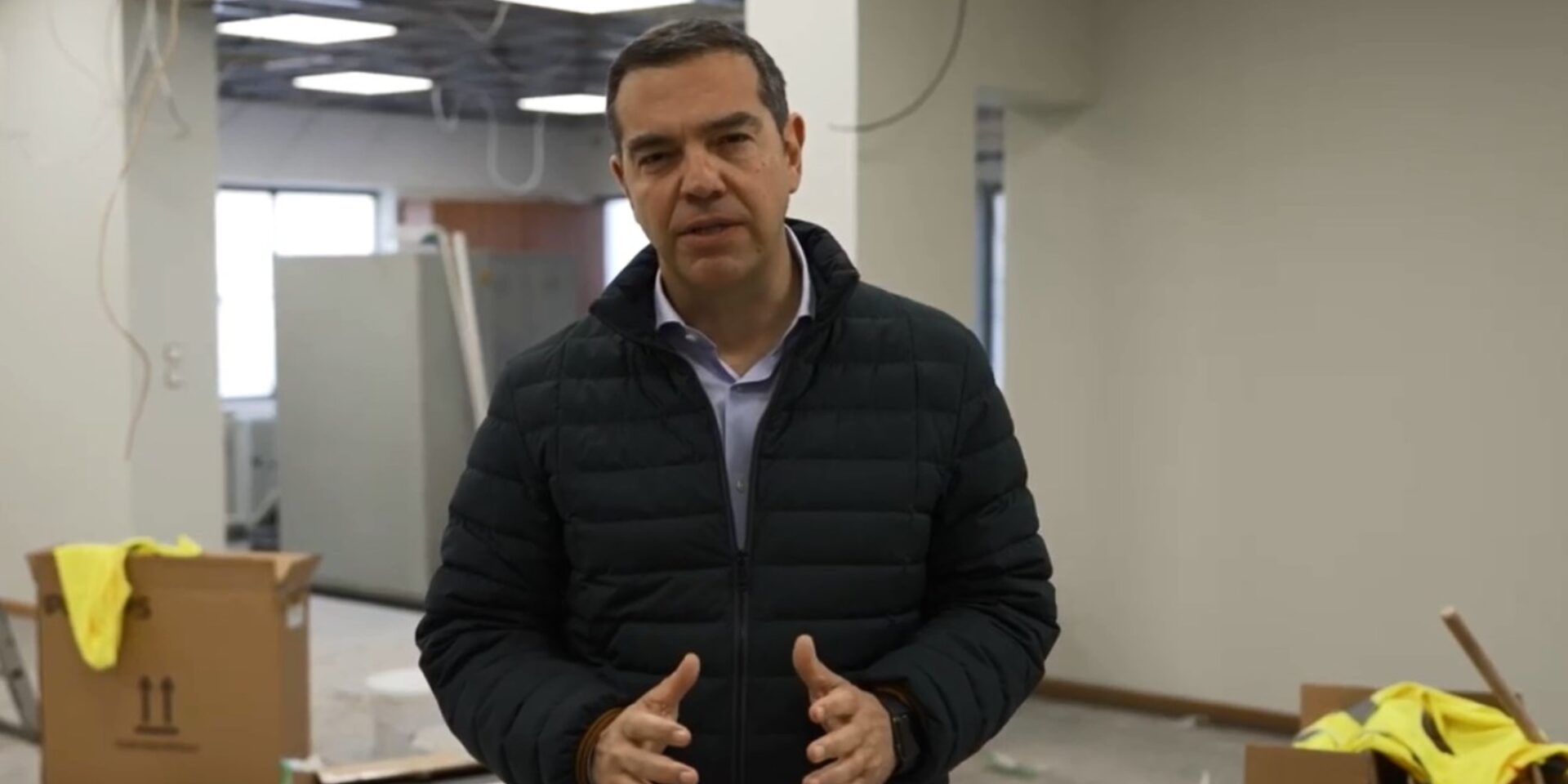 Ο Αλέξης Τσίπρας από τον σιδηροδρομικό σταθμό της Λάρισας 