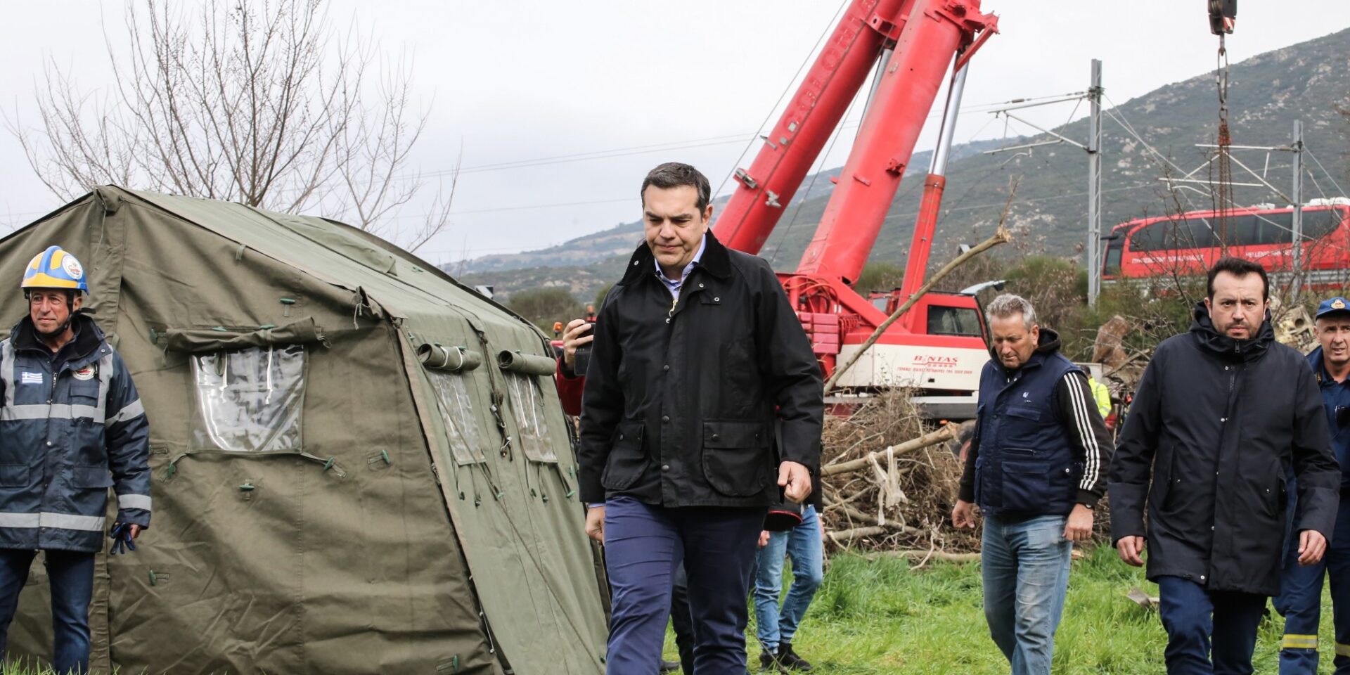 O Αλέξης Τσίπρας στο σημείο της τραγωδίας στα Τέμπη