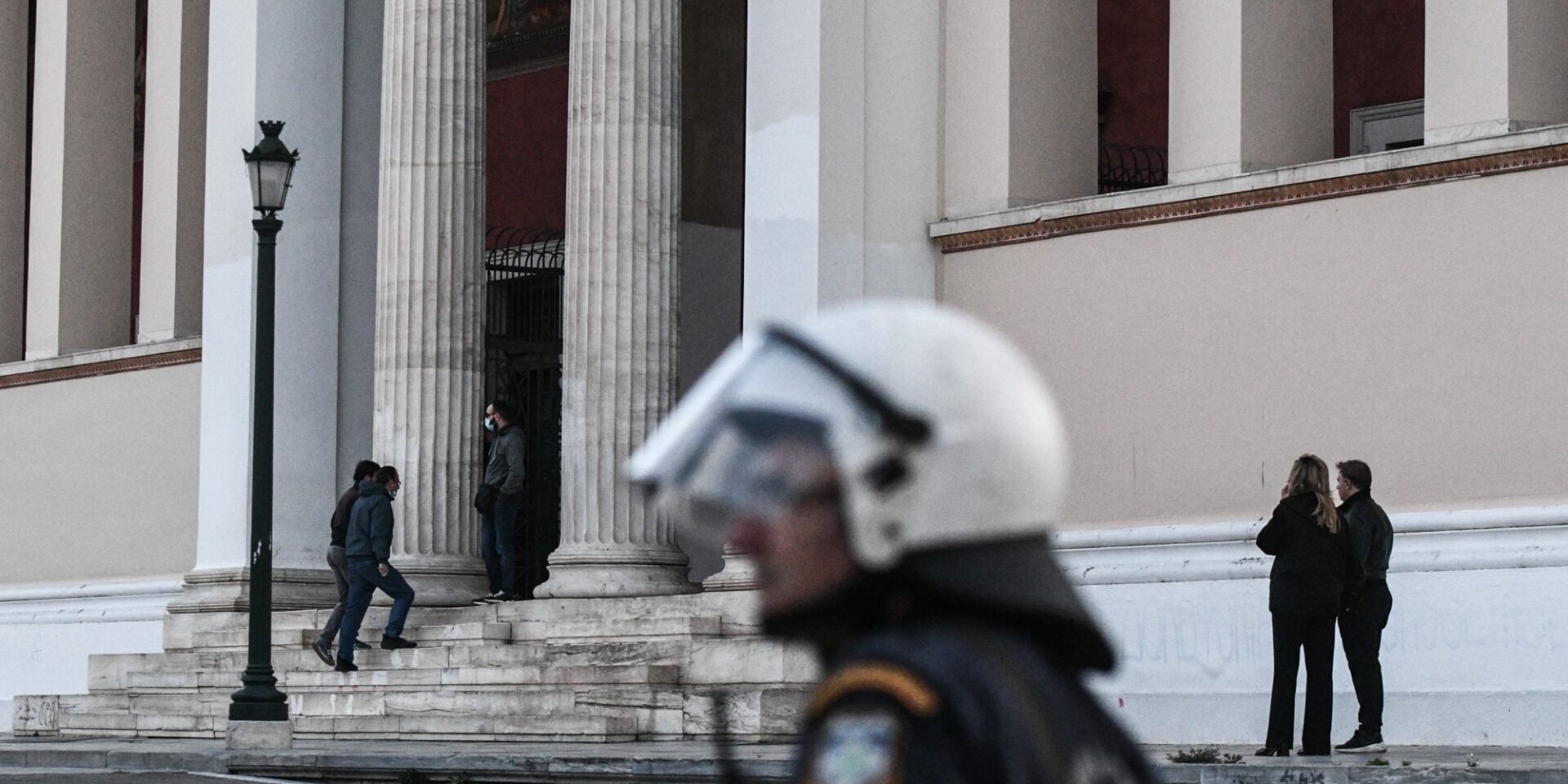 Η Αστυνομία έξω από το ΕΚΠΑ