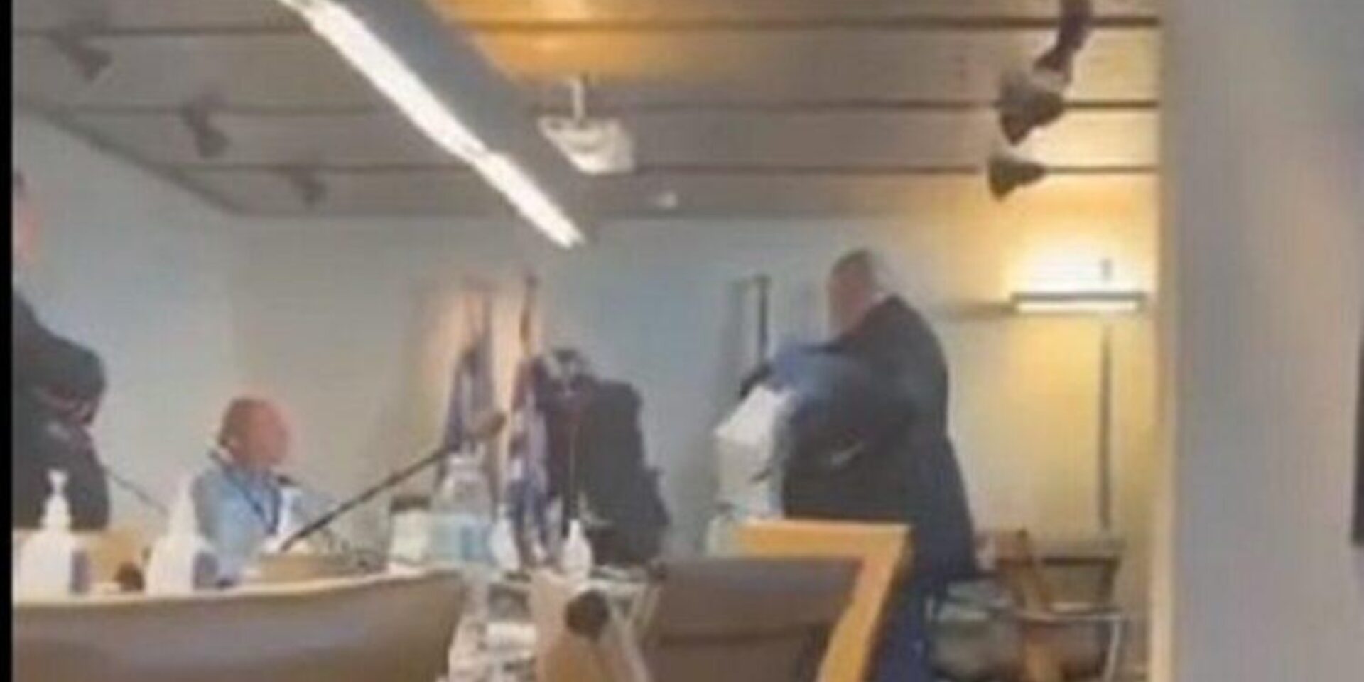 Η στιγμή που ο Καραπαπάς πετά φούστα στον Μπαλτάκο