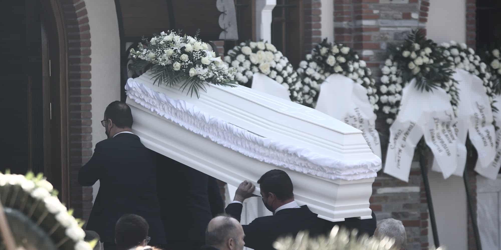 Κηδεία θύματος από τη τραγωδία στα Τέμπη