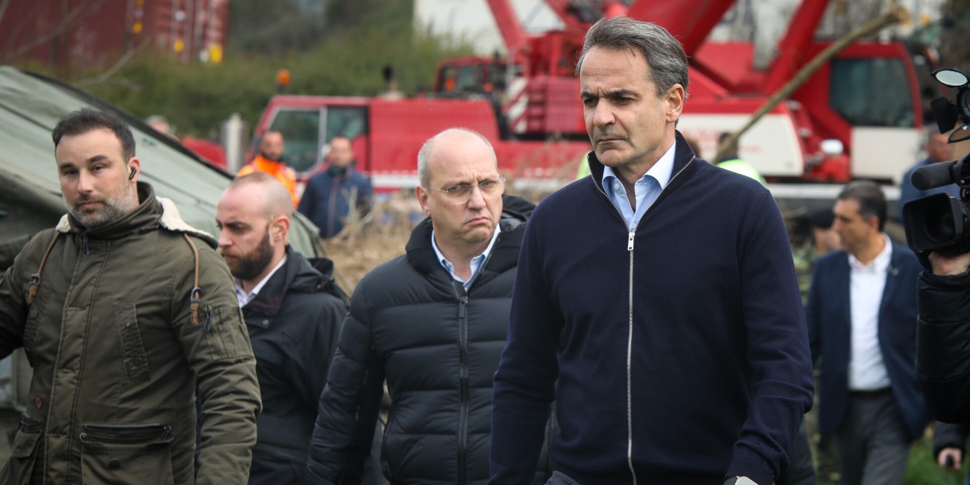 O Κυριάκος Μητσοτάκης βρέθηκε στο σημείο της τραγωδίας στα Τέμπη