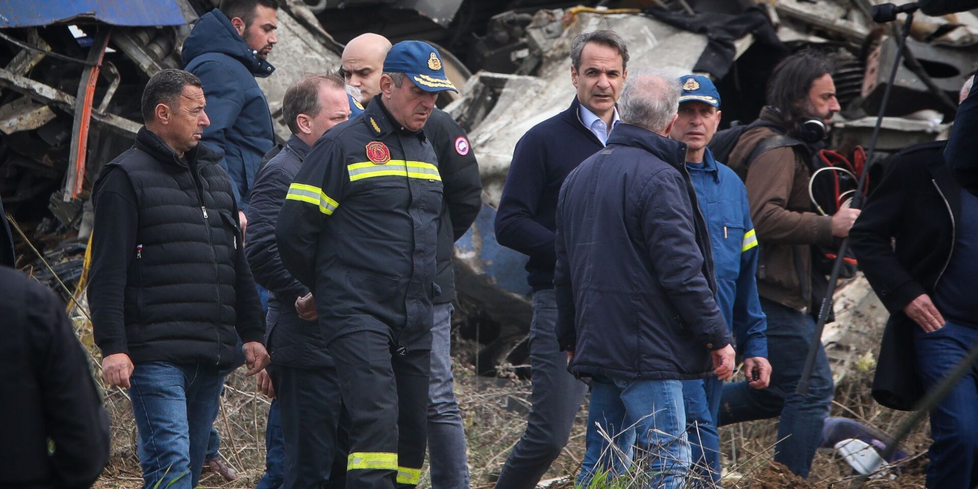 Ο Κυριάκος Μητσοτάκης στο σημείο της τραγωδίας στα Τέμπη