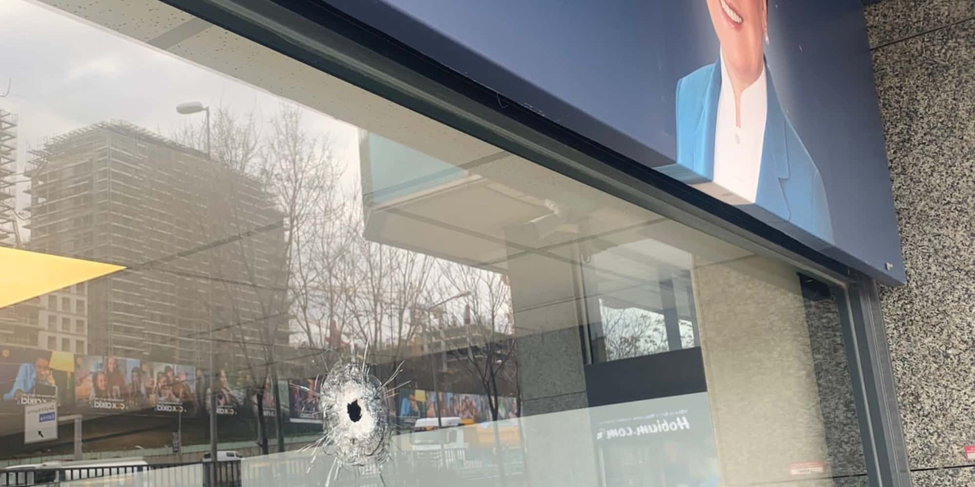 Konstantinoupoli 31 3 23 - Συναγερμός στην Τουρκία: Ένοπλη επίθεση εναντίον του Καλού Κόμματος της Μεράλ Ακσενέρ στην Κωνσταντινούπολη (βίντεο)