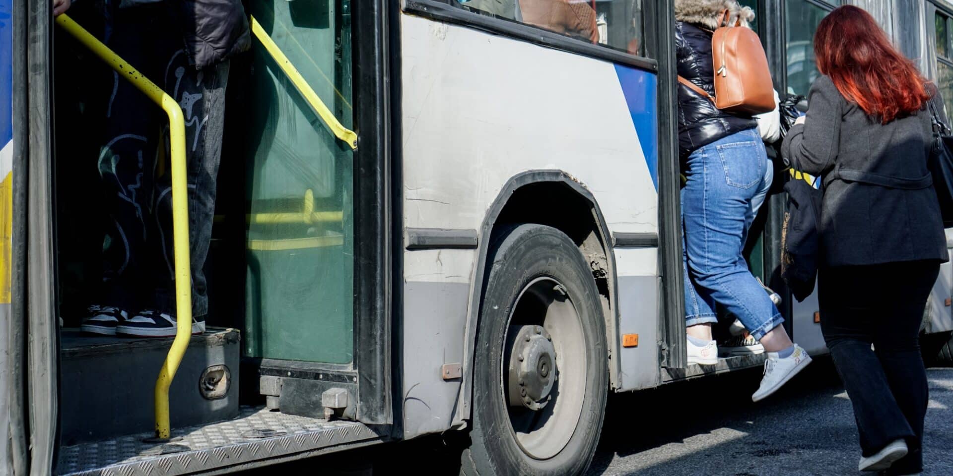 Κόσμος μπαίνει σε λεωφορείο