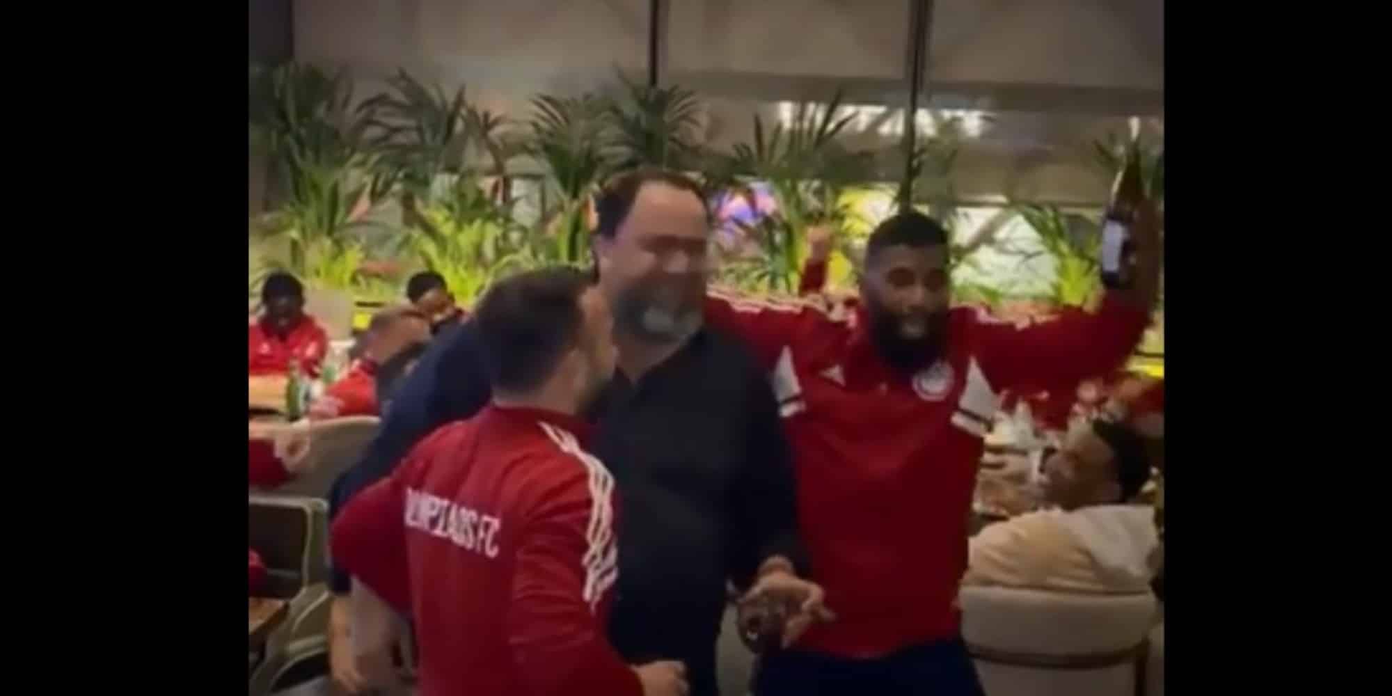 O Βαγγέλης Μαρινάκης στο δείπνο του Ολυμπιακού μετά τη νίκη επί της ΑΕΚ