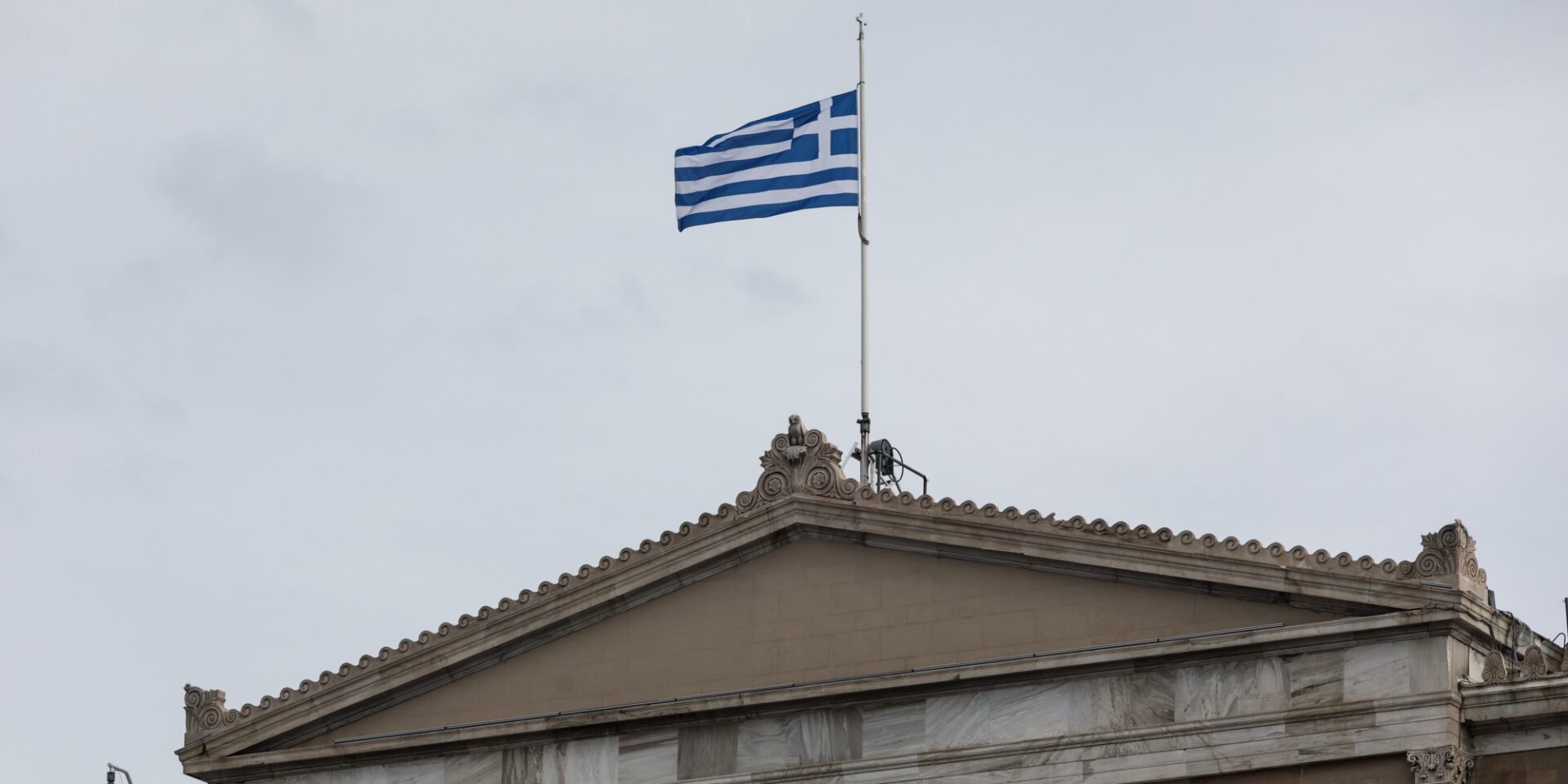 Μεσίστια σημαία στη Βουλή