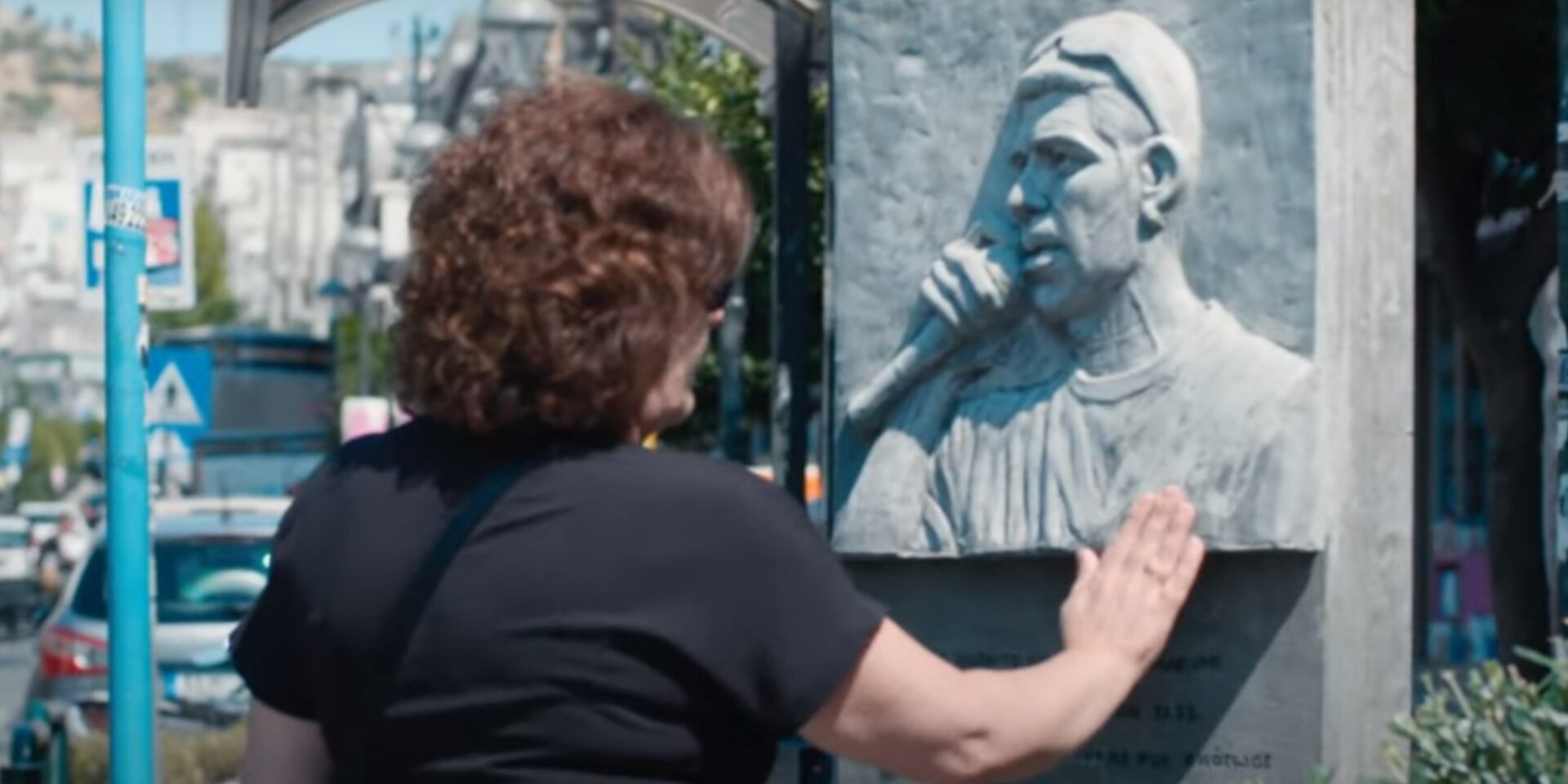 H μητέρα του Παύλου Φύσσα στο άγαλμα του γιου της
